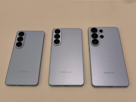 旗舰性能 超实用AI体验 三星Galaxy S26系列上手 今天我们抢先上手了三星全新 S26 系列三款旗舰,包括S26、S26+、S26 Ultra,一次性讲清外观差异与核心配置,帮你快速选对机型。#三星GalaxyS26系列