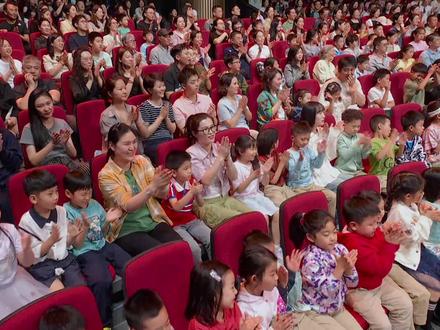 #六一晚会机器人成了小朋友的劳动搭子 “哪里挖哪里挖,幸福哪里挖……”总台“六一”晚会,蒋亮带来洗脑神曲《挖哩哩》。小朋友们扮成南瓜、番茄跳舞,开着迷你拖拉机穿梭,机器人化身“劳动搭子”摇着蒲扇闪亮登场,田间丰收的热闹氛围直接拉满!#被儿童说唱挖了一麻袋洗脑了 #总台六一晚会未来花正开 #六一晚会 #六一来啦