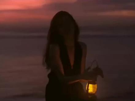 #安河桥 “ 安和桥”写的是一对情侣的遗憾,两个相爱的人因为女方父母的强烈反对而拆散,女孩出国了,而男孩成了出租车司机,十年之后偶然的一天,女孩坐上了男孩的车,阔别十年,女孩亦如当初模样,而男孩确满脸沧桑,男孩认出了女孩却不敢打招呼,,但他不清楚坐后排的女孩是否认出了自己,透过后视镜男孩看到女孩拨通了一个电话,电话里似乎是女孩的好朋友,一路上女孩一直在电话里讲述着在国外的种种,而男孩只是默默的听着,终于到达目的地了,女孩也挂断了电话说:我已经把我这十年期间的经历都说给你听了,你连句你好都不说吗?原来女孩从一上车就认出了男孩,那通电话对面没有任何人,一切都是女孩说给男孩听的,男孩此时已经哽咽了,颤抖的说出了你好两个字,女孩深情的看着男孩接着又问道:我们还能回的去吗?