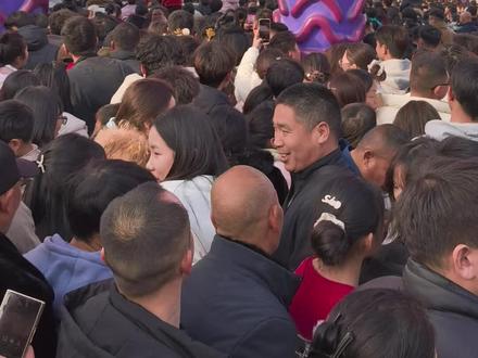 我不傻,拍完视频我就撤,安全第一。朋友们别来了,万岁山已经开始限流停售门票了。
#用镜头记录的旅行瞬间 #万岁山大宋武侠城 #开封旅游攻略 #万岁山