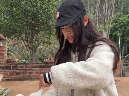 哎呀美女不能摸 这是我要卖的!#霉豆腐 #美食#农村生活 #模仿#搞笑