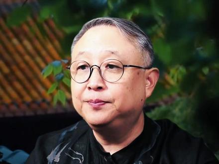 每一个配角,都是他自己的主角 你以为主角只有#易秦娥?错。刘红兵的爱、苟存忠的传、胡三元的护、薛桂生的推——每一个都是他自己人生的主角。台上发光的是主角,台下熬命的是众生。陈彦写的不是一个角儿的一生,是众生相。#主角 #陈彦 #小人物的光芒 #众生相