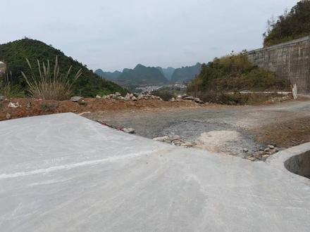 家人们,我现在就在吊从努道路这边呢。给大家带来这条道路硬化的最新消息,目前工程正在稳步推进,照现在这进度来看,预计再过两天道路硬化就能完成啦。不过呢,虽然硬化快完成了,但通车时间没那么快,应该是在9号之后。我拍了这个视频,没做剪辑,所以时长会比较长,要是你对这条道路的情况感兴趣,就慢慢看哈。看着道路一点点变好,心里还是挺期待它通车后给大家带来便利的,以后出行肯定更顺畅啦! #路桥工程施工