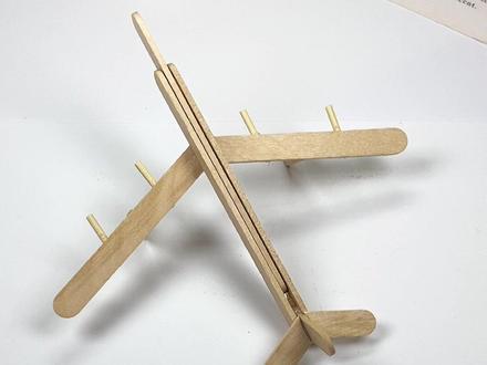 吃完雪糕的木棍不要丢,一起来做一架飞机吧!小朋友都喜欢!#亲子手工 #创意手工 #幼儿园手工 #废物利用 #自制玩具