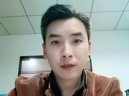 典当行的成立条件,股东构成,经营模式。 一、成立条件:
以浙江省为例,首先,典当行的股东构成和普通公司不一样,普通公司股东可以全部是自然人,但是典当行不一样,典当行的股东不能都是自然人,至少要有两家公司作为典当行的股东,这两家公司就叫做典当行的法人股,法人股东合计持股比例应当占全部股份50%以上,或者第一大股东是法人股东且持股比例应当占全部股份1/3以上。并且对于这两家法人股是有一定的要求,基本要求近两年连续盈利且纳税记录与盈利情况相匹配、负债率不高于50%、权益性投资余额不超过净资产50%的当地法人企业作为典当行的主要法人股东,如果还有其他自然人作为股东对自然人股东也有要求,支持近3年年均收入不低于40万元人民币或家庭金融净资产不低于300万元人民币、或家庭金融资产不低于500万元人民币,且纳税记录与收入或财产情况相匹配的自然人作为典当行的自然人股东。
二、经营模式:
主要经营模式是以动产、不动产或有价财产权利作为质押物或抵押物,为急需资金的客户提供短期贷款,并从中赚取综合服务费用。简单理解就是早些年的当铺,就是你想用钱,但是自己没有,你可以用你拥有的值钱的物去典当行换钱。#典当行牌照 #典当行转让