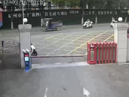 “鬼火少年” 为躲交警,闯进消防站,被 “关门捉拿”……