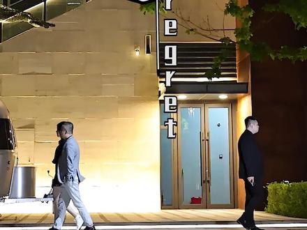 曾经的我们无话不谈,现在我们站在对面却开不了口,你是不是也有些话想告诉曾经的她?#情感剧 #遗憾吧