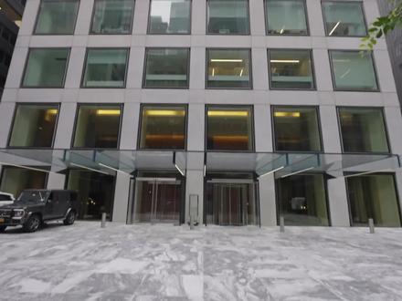 AD频道这期介绍的房子,真的是史上最豪的一间了——它所在的大楼坐落于曼哈顿正中心、还是全美第4高的建筑,而你将独享大楼位于400米高空的整个顶层。 房子拥有767平米的面积、6间卧室、7个浴室、超大书房、环绕整周的观景玻璃窗、俯瞰整个曼哈顿的完美视野、还有一个能看到中央公园的浴缸......装修细节更不用多说,统统都是最顶配。 房子这两天刚刚开售,还没被人拿下,感兴趣的朋友可以上经纪人的网站看一看。#家居#房产#设计