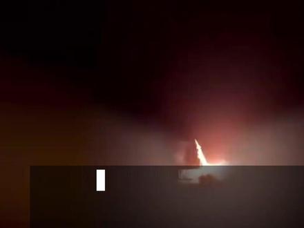 最新画面!巨大爆炸!#伊朗打击美空军基地画面 夜空瞬间亮如白昼