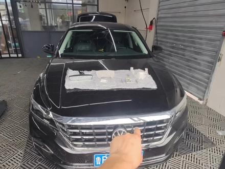 20款帕萨特装车道保持遇到的副厂陶瓷标,在外修车需谨慎#撸车日常 #帕萨特#原车升级 #每天一个用车知识