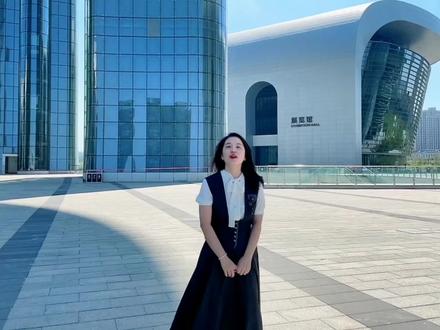 乌鲁木齐文化中心—“六馆一心”(乌鲁木齐博物馆)旅游全攻略来啦~
1、提前一天在“乐游乌鲁木齐”公用号上yuyue
2.周一闭馆,周二到周日10:30~19:00(18点停止入馆,19点清场)免费停车
3. “六馆一心”指的是展览馆、博物馆、规划馆、音乐厅、大剧院、文化馆
3.外观很有科技感,如《流浪地球》里的总部基地一般,仿佛穿梭到了另外一个世界。
4.博物馆共五层,一层以卷轴书画的形式展现乌鲁木齐历史画卷
二三层展示了从先秦到民国时期乌鲁木齐历史发现变迁,场景还原
四层为非物质文化遗产展
五层为研学基地及临展区
5.同文书店超级适合遛娃~有很多读书区自习区休息区~孩子玩乐区,还有咖啡饮品蛋糕等小食
#乌鲁木齐博物馆 #六馆一心 #乌鲁木齐文化中心