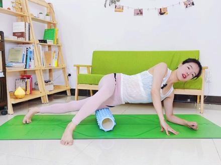 很多人都有这个泡沫滚轴,但是不知道怎么用,先给大家介绍下怎么用它放松大腿#泡沫轴 #泡沫轴放松 #居家锻炼