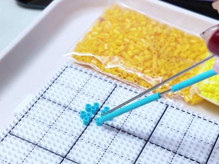 春日氛围感杯垫教学!镂空小花or串珠小花? #我在抖音玩拼豆 #春暖花开奔你而来 #春日手作 #拼豆 #拼豆豆