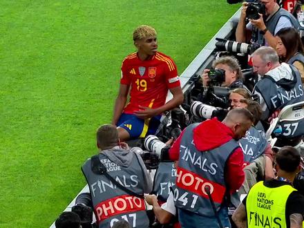 红焰重燃,斗牛再鸣| 2022年卡塔尔的夜空,12码前的遗憾让红黄色褪去锋芒,世界杯的征程早早落幕,三年后他们红焰重燃,2026的赛场,斗牛军团将向着世界之巅再度进发。#2026美加墨世界杯 #西班牙 #dou来足球