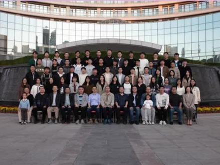 #大合照 #球队合影 #最难忘的瞬间 #集体照 #团队照 黄昏拍合影 光线暗 色温低 照片又黑又黄怎么办 参数给你了 点击关注 了解更多调色技巧