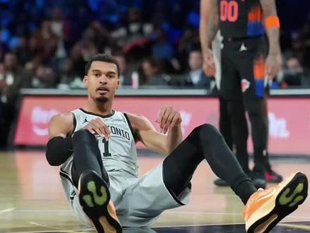 NBA西部决赛雷霆VS马刺G3前瞻 G2打完,系列赛1-1平,回到马刺主场。看完这两场,只有一个感觉,雷霆是真脏啊。其次文班亚马的护框威慑是真实的。 接近250cm的臂展让雷霆的突破打得极其别扭,霍姆格伦面对他根本找不到舒服的出手空间,雷霆G2多次出现进攻卡壳。马刺的转换速度也是雷霆最怕的打法。虽然说上一场雷霆对文班限制的很死,但是这一场马刺肯定会调整的,另外马刺推反击的速度能把雷霆的退防彻底拉扯开,一旦快攻打成,主场的气势会瞬间爆炸。