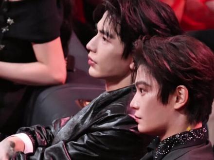 视频中的帅脸我有亿点看不过来#张凌赫 #丁禹兮 #帅哥 #微博之夜