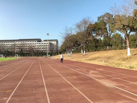 跳远保姆级教学,第四期《收腿落地》#田径训练 #跳远 #跳远教学 #体育生#跳远初学者