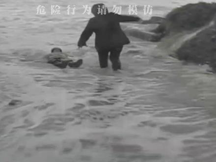 外国小哥作死踏浪,被海浪卷走惊心动魄!#冲浪 #海浪 #涨潮 #海啸