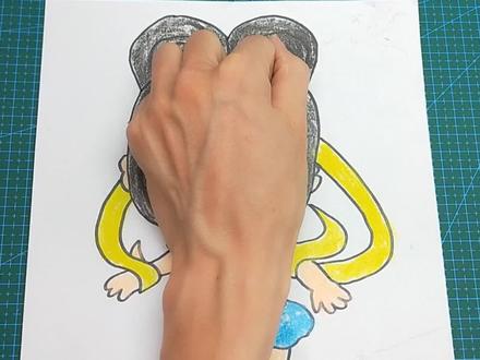 用手掌放在普通纸手绘叶罗丽蓝孔雀Q版,简单好玩又帅气的手势画