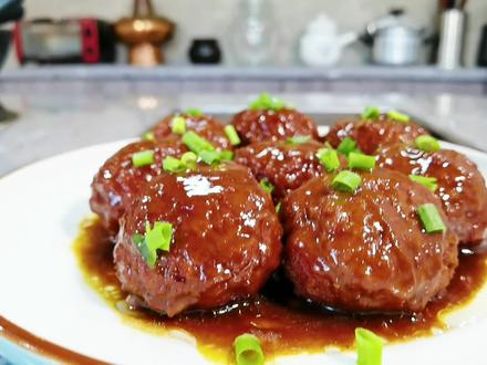 传统鲁菜红烧狮子头正宗做法,入口软糯鲜嫩多汁,讲解详细易懂