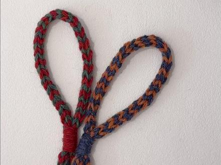 简单又好看的双色挂绳钩织教程 新手友好 今天分享下前几天发的小马挂件上的挂绳钩织方法,还可以用作手机链哦,简单又好看!#钩织 #钩织教程 #挂绳 #编织 #手工帮帮团