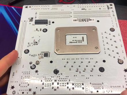 地板好硬,膝盖好疼,妹妹的主机真难装啊!#电脑主机配置推荐 #diy电脑 #装机 #电脑 #组装机