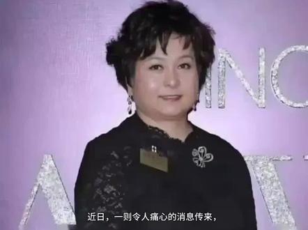 赌王何鸿燊与二太蓝琼缨的三女儿何超蕸,于2026年4月12日在香港安详离世,终年60岁,临终前家人陪伴在侧。她长期受乳腺癌困扰,因病情复发在养和医院深切治疗部医治无效,最终不敌病魔。信德集团官网当日变为黑白色调,并发布家属通告,感谢各界慰问并恳请尊重隐私。#香港 #何超莲 #何超琼 #何超欣