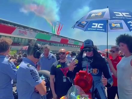 motogp新秀夺冠,这期神了!这期神了!重发一遍#motogp #竞技体育 #科普 #摩托车比赛 #赛事回顾