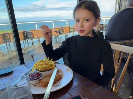 小孩姐教你在国外如何用AI点菜!生在AI时代的一代#爱拍照爱生活 #骉一道好菜找食神AI #vlog日常 #豆包 #人工智能