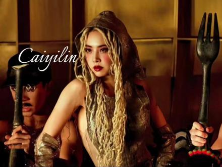 蔡依林深圳演唱会,非遗杂技炸翻全场,全开麦3小时零失误 #蔡依林 #蔡依林深圳演唱会好燃 #舞娘 蔡依林的演唱会还是一如既往的震撼,就在昨天刚刚结束的深圳站可以说是炸翻全场,四万多人从全国各地赶来,就为了亲眼看看这位华语天后的现场。开场曲《#seven 》就以全新的编曲和舞美拉开序幕。