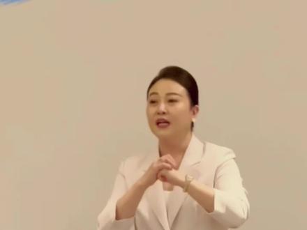 作为深耕礼仪培训5年的讲师,每次在传统场合看到有人把拱手礼做成“作揖不像作揖、比心不像比心”的样子,都忍不住想上前纠正——拱手礼可不是随便抱拳晃两下,它藏着中国人骨子里的谦逊与分寸,今天就把最实用的拱手礼干货拆给你,学会了比穿正装更显气质!
先搞懂核心:拱手礼的本质是“以手代礼”,通过手的姿态传递尊重,不同场景有不同讲究,先从最基础的“标准姿势”学起,这是我培训时必让学员反复练的重点。
第一步:手型要对,礼仪才立得住
很多人会把拱手礼和抱拳混为一谈,其实区别很大。正确的手型是:男士右手握拳,左手成掌,掌心朝内轻轻覆盖在右拳之上,(女士相反)两个大拇指自然相扣——记住“右拳左掌”,这是汉族传统拱手礼的核心(少数民族或特殊场合有差异,此处讲通用版)。
握拳时别太用力,手指放松不紧绷;左手掌要盖住右拳的一半以上,不能只搭个边,不然会显得敷衍。我常跟学员说:“手型对了,一半的礼就到位了,剩下的是姿态和心意。”
第二步:高低分场景,分寸感藏在细节里
拱手礼的高度直接体现尊重程度,这也是很多人踩坑的地方,比如对长辈和对朋友用一样的高度,就会显得不懂礼。给大家划3个常用场景的高度标准,记好就能用:
- 对长辈、师长、客户:双手举到胸口偏上,与肩同高的位置,身体可微微前倾15°,眼神温和注视对方,这是“敬礼”,传递的是郑重的尊重;
- 对平辈、朋友、同事:举到胸口正中即可,不用弯腰,点头微笑配合,这是“常礼”,亲切又不失分寸;
- 节日问候、多人场合(如拜年、聚会):举到胸口略低的位置,轻轻晃动1-2下,动作轻快不拖沓,这是“贺礼”,热闹又不失礼。
第三步:这些“禁忌”别碰,比会做更重要
礼仪的底线是不冒犯,拱手礼也有3个绝对不能犯的错,尤其是商务或正式场合,一旦错了很容易让人误会:
1. 别搞反手型:左拳右掌是“凶礼”,多用于报丧或表达不满,日常用绝对不行,记牢“右拳左掌”的原则;
2. 别单手拱手:单手要么是不尊重,要么是江湖气,双手配合才是正式的拱手礼;
3. 别边拱手边说话:拱手时保持安静,礼毕后再开口,不然会显得急躁,也让对方感觉你没把礼仪放在心上。
其实拱手礼比握手更有东方韵味,也更符合当下“保持适当距离”的社交需求。#礼仪培训师考证 #高级礼仪培训师考证 #高级礼仪培训师认证班礼仪培训师认证班#礼仪培训师考证书 #高级礼仪培训师认证班