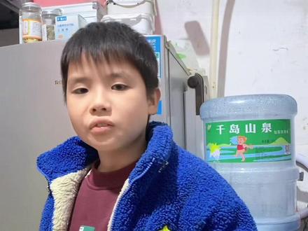 什么人从来不理发?答案藏在小不点身上 有生命、不理发——
和尚要剃度,但也得修修鬓角;
尼姑同理,头发长了也得打理——
是光头新生儿呀!
小娃娃刚生下来光溜溜的,
哪用得着理发?
就算长了点胎发,
那也不是“理发”的事儿,
是爸妈轻轻剪一剪留个念想~
#脑筋急转弯的终极答案
#从来不理发的特殊人群
#生活里的冷门小知识
#这题你肯定猜不到#亲子时光