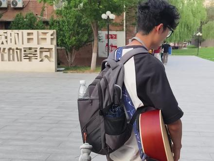 随机惩罚一个外国友人#吉他弹唱#抽象#搭讪#搞笑#中国传媒大学