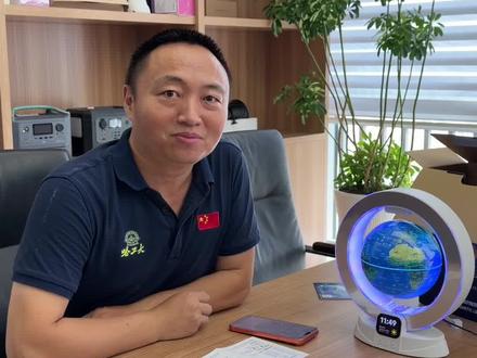 大家好,我是李博士。这款AI智能磁悬浮地球仪,是超棒的儿童节礼物。悬浮黑科技激发孩子探索欲,轻松科普地理与磁悬浮知识。它既是创意桌面摆件,也是实用地理教具,还搭载AI语音音箱,5米远距离唤醒,多种交互模式随心用,趣味与实用兼备,久玩不闲置。