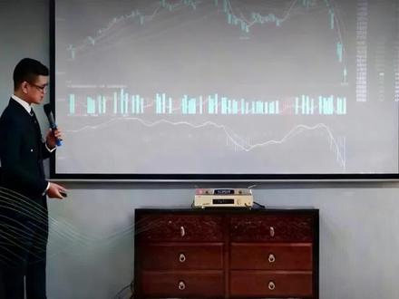 黄金暴跌40年新高!单周血泪回撤20%,下一波恐慌要来了? 黄金信仰崩了?你没听错,我们正在亲眼见证一场堪称40年一遇的黄金价格大跳水!上周,从3月13日到20日,国际金价单周跌幅接近10.5%,这是自1983年3月以来,近40年都未曾见过的场面 ,国内市场更惨烈,金价从3月10号接近1150元每克的高位 一路狂泻,到3月20号,部分投资金条报价甚至跌破了1044元每克 !短短10天,跌幅超过9%,这轮暴跌,已经让金价从今年1月底1243美元的历史高点,回撤了将近20%!如果你手里有黄金,或者正盘算着要不要“抄底”,那今天这条视频,你必须看完,我将用90秒为你拆解这场风暴背后的所有逻辑!这波下跌,堪称“速度与激情”的金融版。国际金价连续8个交易日下跌,创下了2024年11月以来的最长连跌记录,那么,究竟是什么力量,导演了这场罕见的黄金劫?答案主要有三点。第一,也是最核心的,美联储的鹰爪收得太紧了。上周的3月议息会议,直接给市场浇了一盆冷水 。最新的点阵图显示,官员们预测2026年全年,可能只会降息1次!这远低于市场之前的乐观预期。消息一出,美元指数应声走强,直接突破101关口,黄金和美元就像跷跷板的两头,美元强了,黄金的苦日子自然就来了。第二,地缘冲突这次没当队友。很多人会想,中东局势紧张,油价都冲到107美元一桶了,避险情绪不应该推高金价吗?但这次逻辑反了过来,形成了一个可怕的负向循环:油价飙升,加剧了全球的通胀预期,这反过来又让美联储更不敢轻易降息,必须维持高利率来对抗通胀。结果就是,地缘风险反而成了压垮金价的又一根稻草。第三,资本市场的踩踏放大了恐慌。当伦敦金价跌破4500美元/盎司这个关键技术支撑位时,大量的程序化交易被触发,自动执行止损卖出。据统计,短短28分钟内,市场抛售量激增300%!同时,华尔街的机构们在期货市场大举做空,COMEX黄金的未平仓合约骤降了23% ,这就是典型的墙倒众人推。那么问题来了,黄金从高点回撤已近20%,这究竟是百年难遇的黄金坑,还是深不见底的无底洞?现在到底能不能抄底?我必须提醒大家,截至今天,金价仍在4490美元和1015元人民币每克附近低位徘徊 。短期来看,美联储的鹰派立场没有改变,美元的强势周期可能还会持续一段时间,黄金的压力依然巨大。但从更长的周期看,全球去美元化的大趋势没变,各国央行购金的需求也依然旺盛。#黄金 #股票 #股民 #随拍