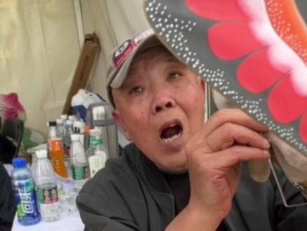 你知道什么是风筝里的送饭吗?北京大哥京腔说 乐趣 那股子劲儿#退休大爷的快乐生活 #退休 #风筝节放飞的是想象力 #风筝制作 #风筝碰 #北京大哥 #京腔 #非物质文化遗产 #涨粉 #我要做爆款 #退休正当红