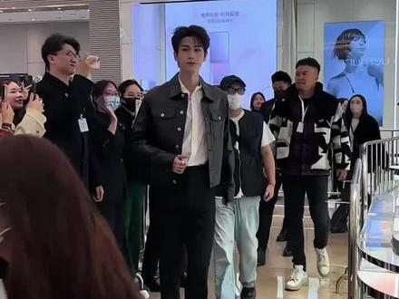 本以为张凌赫的大长腿已经够绝了,谁成想看到这5位,才知啥叫山外有山 #刘宇宁 #许凯 #张凌赫 #娱你安利