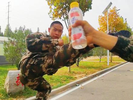 厉害了!来看看武警小哥开瓶盖的动作(武警山东总队 杨一鸣、于琛)