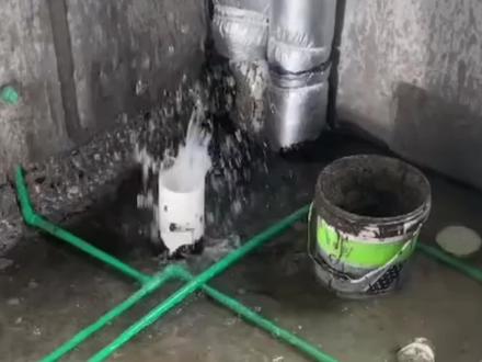 你见过装修期间厨房卫生间返水吗?二楼三楼等低楼层装修期间返水如何解决,今天给大家支支招#专业的事交给专业的人 #下水道堵塞 #卫生间返水 #厨房返水 #二楼返水