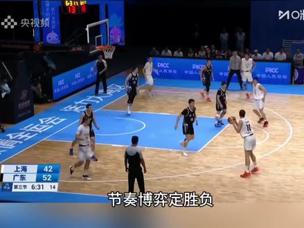 节奏博弈定胜负,青春练兵藏锋芒。上海U18男篮惜败广东 这场半决赛堪称U18赛场的“节奏对决”,上海队以赛事第一的回合数尽显青春冲劲,广东队则用最低失误率诠释了少年老成的稳健,最终的惜败,是风格碰撞的结果,更是成长路上的必经锤炼。
上海队的5外体系极具观赏性,朱正、王子恒领衔的进攻端能打出流畅突分与快速反击,力克北京的战役已印证其火力成色。但面对广东队12人轮换的深度优势与“流水线式”传切配合,上海队替补席场均24分与对手42分的差距在轮换阶段被放大,急躁之下的高失误率成为致命伤。广东队则将细节算计做到极致,1米92的平均身高构建起严密防线,抢断后的闪电反击与全民皆兵的得分分布,完美压制了上海队的提速意图。
“少年比赛靠天赋,青年比赛靠算计”,上海队的失利并非实力断层,而是缺乏将优势转化为胜势的节奏掌控力与细节打磨。但这批平均年龄仅16.8岁的小将,已展现出不俗的持球与投射能力,这场失利恰如一面镜子,照见了战术丰富度与大赛心态的提升空间。
青春赛场的价值从不止于胜负,上海队在惜败中收获的战术认知与抗压经验,远比奖牌更珍贵。正如青训路上的必修课,记住这份“疼”,方能在未来的职业赛场更稳健地前行。
#篮球 #热点 #精彩瞬间 #广东男篮 #上海男篮