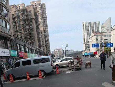 在路上溜达溜达,让好马带我避开所有障碍,效果还真的不错,要是能把手机挂在胸口识别效果会更加的完美#好马App #HomerAI @Homer助视AI眼镜