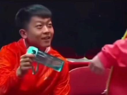 莎莎的小竹马袁励岑,也是星星眼。袁励岑在骑士团外号“竹马”,大头哥外号“天降”(横空夺爱)。
【刷到航天英雄刘洋回来,她的老公发朋友圈“你从天而降,我好紧张”。想到竹马VS天降😂😂】
今天乒超对垒,分外眼红话不多说直接对轰,让大头轰了3:0。😂😂
袁励岑和莎莎是2015年少锦赛男单女单冠军,都是2000年出生,同时入选国家队二队。
大头哥是2013年少锦赛冠军,2000年出生。柳丁是2012年少锦赛冠军,1998年出生。小胖是2012年青锦赛冠军,1997年出生。
高杨,世青赛男单冠军,2001年出生,目前还在二队。上升势头非常猛,本次乒超联赛3:0战胜柳丁,3:1战胜了徐瑛彬。对战大头的时候,学莎莎指尖转球故意气大头,被轰了3:0。😂😂
大头哥、袁励岑、高杨都是左横选手。莎莎在男左的世界里就是女神般存在。
#2022乒超联赛 #王楚钦孙颖莎