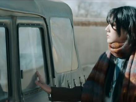 生命树:终于有人把青海人的根拍出来了!!
身为土生土长的青海人,当在央视看到《生命树》时,我的眼泪终于找到了夺眶而出的理由。这些年看淄博烧烤、哈尔滨冰雪、西安不夜城轮番登场,而青海总被简化为“青海湖”“茶卡盐湖”“塔尔寺”几个标签,说实话我心里真的难受。直到这部生命树把可可西里、可鲁克湖、托素湖、三江源……以及“生命守护生命”的宏大史诗如此郑重地捧到全国面前。我才知道,青海人民等这一刻已经太久!
剧名里的“生命树”,原型是玉树楷模索南达杰家院中那棵云杉。它已在此挺立四千万年,从岩缝里钻出,在荒漠中扎根,被巡山队员视为歇脚的家。它不是一棵树,而是高原的脊梁,是涵养三江源头的活根。从白发苍苍的牧人到年轻队员,每个人都在用一生的温度去托举这片土地——这不是口号,是我们血脉里流动的百年情怀。
剧中干部冬智巴牺牲那幕,天上盘旋的秃鹫,老阿妈摇着转经筒的吟唱,重现了索南达杰的真实故事。他曾放弃省城工作回到治多草原,率队缴获盗猎车与千余张藏羚羊皮,最终将生命永远留在了可可西里的风雪中。如今他的塑像静立在昆仑山口,经幡每响一次,都是风在替他思念故土。作为青海人,我骄傲的从来不是剧集的热度,而是那些长眠于冻土下的情怀故事,终于被真正看见。
有人议论演员浮夸“没苦硬吃”。可他们不知道青海平均海拔4058米,紫外线极强,风沙能吹进骨头。剧中那一张张真实的高原红、粗糙的藏袍、被风沙雕刻的发丝,哪是什么“表演”?那分明是我姥爷的模样——他曾是海北藏族自治州的教师,在牧区坚守三十年。皱纹深如湖畔的经幡沟壑,手背的裂口在冬天会渗血。他离世时,母亲泪眼婆娑:“他这一生,就是为了让青海的孩子能走出牧区,无怨无悔。”
青海从不缺资源。锂矿储量够全球用百年,盐滩能晒出半个中国的盐。可我们偏偏选了更沉默的那条路:为守护藏羚羊放弃开采,为保护三江源限制旅游,为“绿水青山”甘愿放慢经济的脚步。有人说这里“贫瘠”,但他们不会懂——青海的给予,静默如大地,却从来给得起所有。
为什么我的眼里常含泪水?因为我对这土地爱得深沉。《生命树》让世界看见:青海的美,从来不是滤镜下的湖光山色,它是巡山队员冻伤的手指,是阿妈永不停歇的转经筒,是索南达杰们用生命种下的、那棵永不凋零的常青树,长在可可西里的风里,立在三江源的源头,也活在每个青海儿女的信仰之中,永垂不朽。#可可西里自然保护区 #大美青海