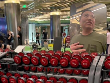 去年开始就刷到了厦门这里高配的健身房,这次出差过来终于有机会来体验了一下。环境和氛围拉满了,个人很喜欢。先发个大概的视频,以后具体体验了再说。不过实话实说这个Panatta 的哑铃实在难用,把手竟然是塑料管而且没有滚花。#健身 #健身器材#健身房