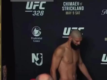 奇马耶夫减重20公斤!!!
#ufc328 #奇马耶夫vs斯特里克兰 #赛前称重 #脱水
作为一个多年来一直关注这项运动的人,我一直认为减重是MMA的最黑暗的一面。
萨鲁基安声称,哈姆扎特奇马耶夫(Khamzat Chimaev)正在为UFC328减重46(20.87公斤)磅这令人震惊的减重方式。很难想象在身体上没有严重影响的情况下,他会做到什么。现在最大的问题是,他将如何处理这种极端的减重,而明天晚上我们将看到什么版本的奇马耶夫。
这也解释了为什么哈姆扎特最近谈论转换到其他量级比赛,甚至重量级。如果减重真的如此残酷,这会引发一个巨大的问题:这是否终于是Sean Strickland的时刻?