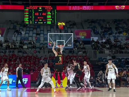 #CBA第八轮 深圳主场对阵辽宁队,上半场深圳队以52:48领先辽宁队,贺希宁半场18分,几乎以一己之力打穿整个辽宁队防线!深圳避雷针名不虚传😅#篮球比赛 #深圳队 #贺希宁 #深圳避雷针