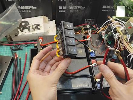 铅酸电瓶并联串联切换和并联充电方法完整讲解,本次改造采用的是30A船型开关,仅限12ah电瓶小功率使用如果大功率使用需要更换大电流开关,如果开关和线都更换成粗的,12v输出可以当做汽车强启搭电宝来使用,应急时可以启动汽车。#电瓶修复 #电瓶修复技术 #电动车电瓶 #铅酸电瓶 #电瓶