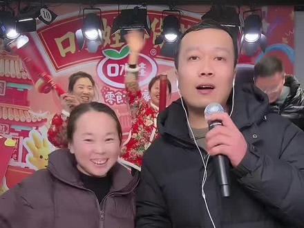 甘宇翼第一次直播带货,很成功,真诚的态度,出色的控场能力,加上完美的演唱,国语、粤语和闽南语都唱了,唱了“父亲”,唱了“烛光里的妈妈”,最后一首“壮志在我胸”,又表达出宇翼的雄心壮志。让我们一起祝福宇翼,祝福宇翼一家人!