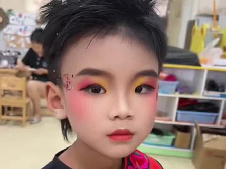 六一儿童节男孩的妆容怎么化 宝妈也能搞定的男生妆容,这个六一尝试着给他化一个酷酷的妆吧#儿童妆容舞台妆 #莱索兔儿童彩妆 #莱索兔儿童化妆品